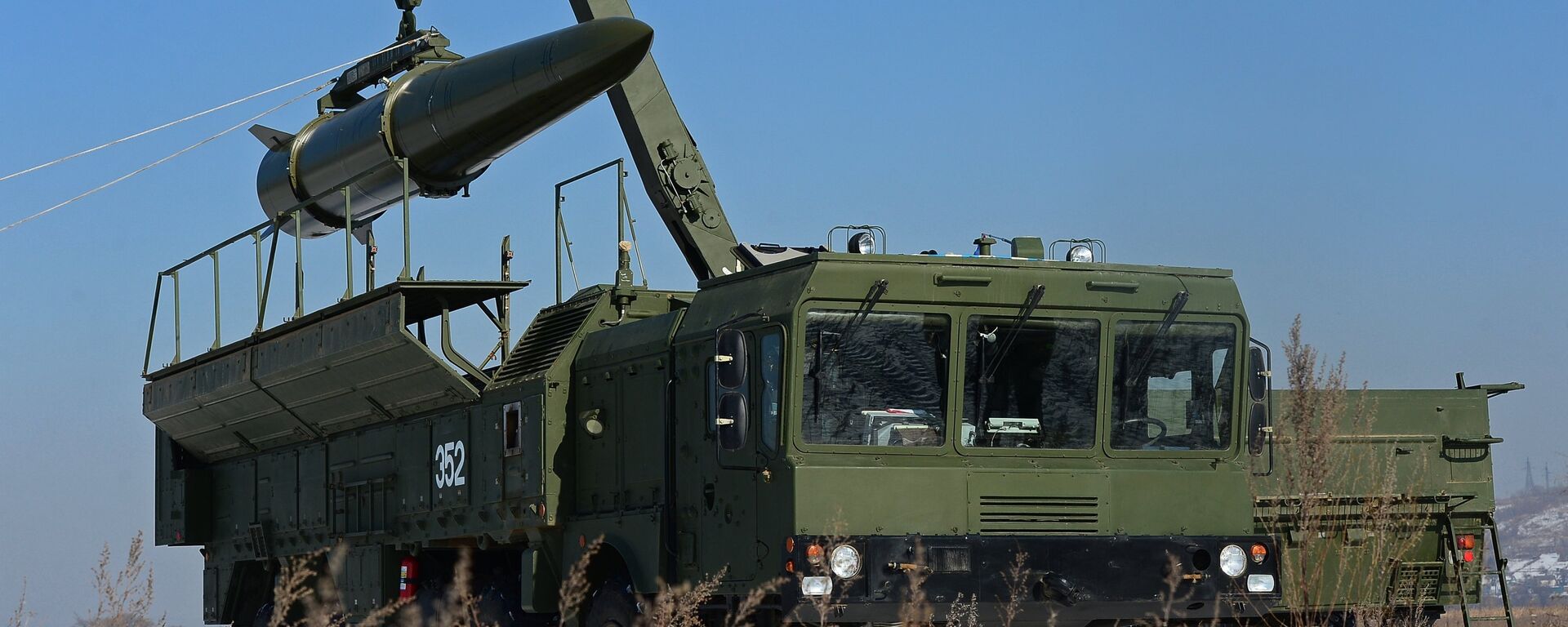 Transportér-naklada? umiestni raketu kratšieho doletu Iskander-M na samohybný odpa?ova? po?as cvi?enia raketových a delostreleckých jednotiek piatej ruskej armády Východného vojenského okruhu na Prímorskom území - Sputnik International, 1920, 03.04.2023