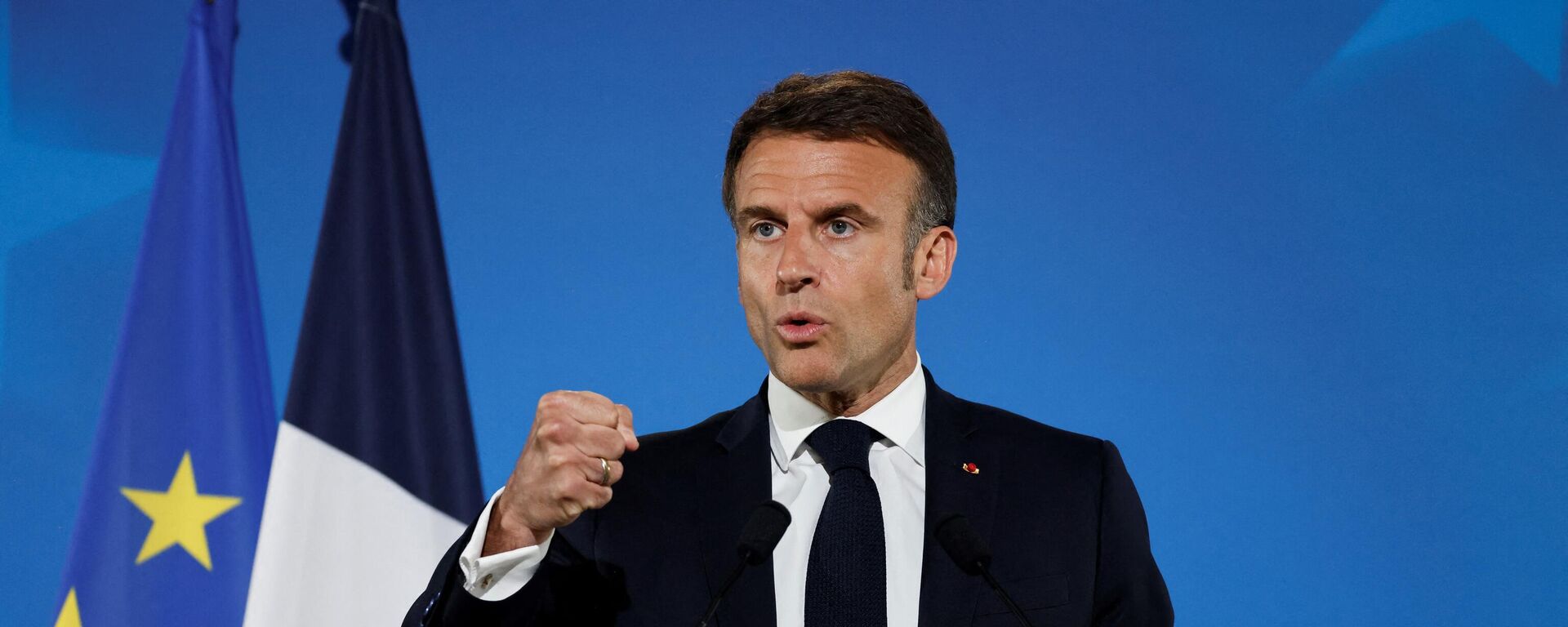 Francúzsky prezident Emmanuel Macron gestikuluje po?as tla?ovej konferencie na záver summitu Európskej rady v sídle EÚ v Bruseli 18. apríla 2024. - Sputnik International, 1920, 25.04.2024