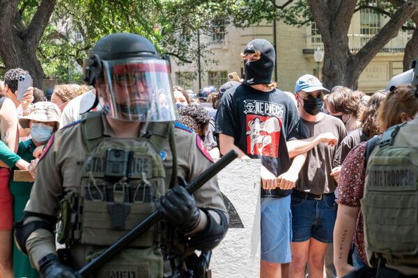 Policajt z Texaského štátu stojí na stráži ne?aleko propalestínskeho zhromaždenia na Texaskej univerzite (29. apríla 2024). Policajt z Texaského štátu stojí na stráži ne?aleko propalestínskeho zhromaždenia na Texaskej univerzite (29. apríla 2024). - Sputnik International
