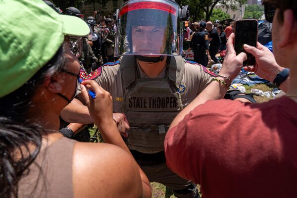Propalestínski demonštranti ?elia policajtovi z Texaského štátu na Texaskej univerzite (29. apríla 2024). Propalestínski demonštranti ?elia policajtovi z Texaského štátu na Texaskej univerzite (29. apríla 2024). - Sputnik International