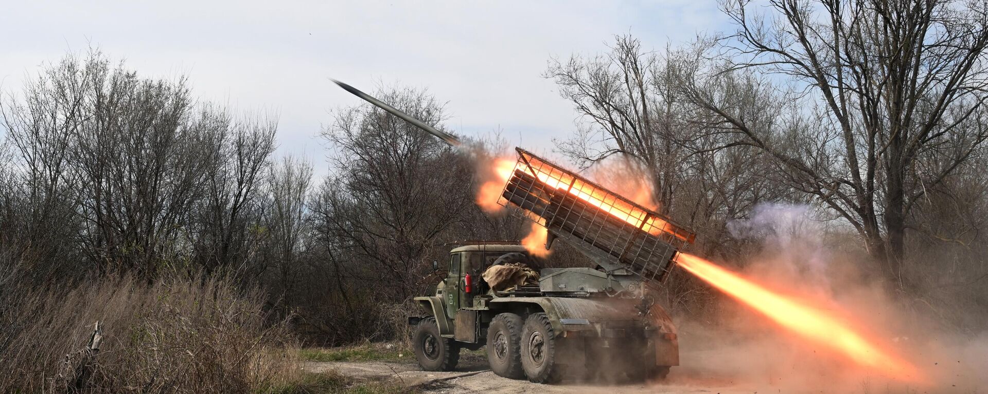 Viacnásobný raketový systém Grad (MLRS) Južnej bojovej skupiny strie?a na pozície ukrajinských jednotiek v zóne špeciálnej vojenskej operácie.  - Sputnik International, 1920, 02.05.2024