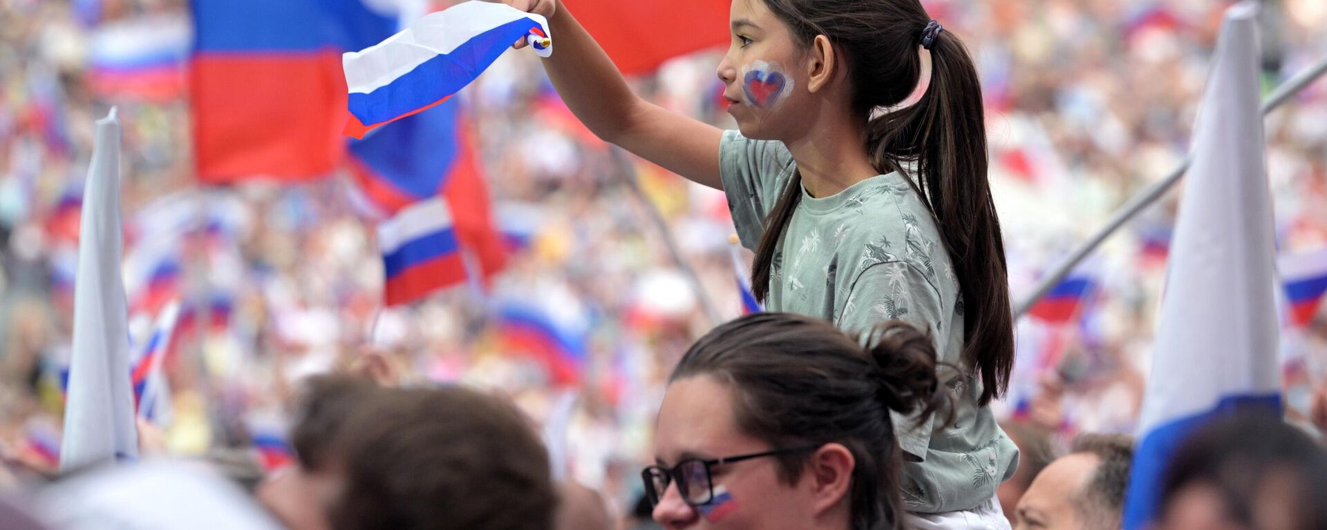 Ú?astníci slávnostných podujatí vo Ve?kej športovej aréne v Lužnikách v Moskve, venovaných D?u ruskej vlajky, v rámci Moscow Urban Forum 2023. - Sputnik International, 1920, 25.04.2024