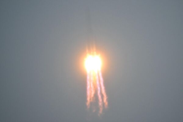 Raketa Long March 5, ktorá nesie lunárnu sondu misie Chang'e-6, štartuje zo strediska Wenchang Space Launch Center.  - Sputnik International