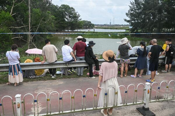 Miestni obyvatelia sa zhromaž?ujú na ceste, aby sledovali historický štart do vesmíru.  - Sputnik International
