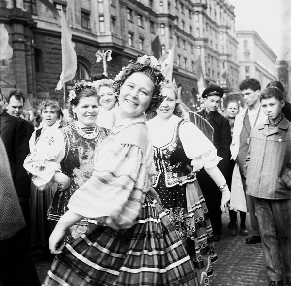 ?udia sa zú?ast?ujú prvomájového pochodu na Gorkého ulici (dnes Tverská ulica) v Moskve. ?udia sa zú?ast?ujú prvomájového pochodu na Gorkého ulici (dnes Tverská ulica) v Moskve. - Sputnik International