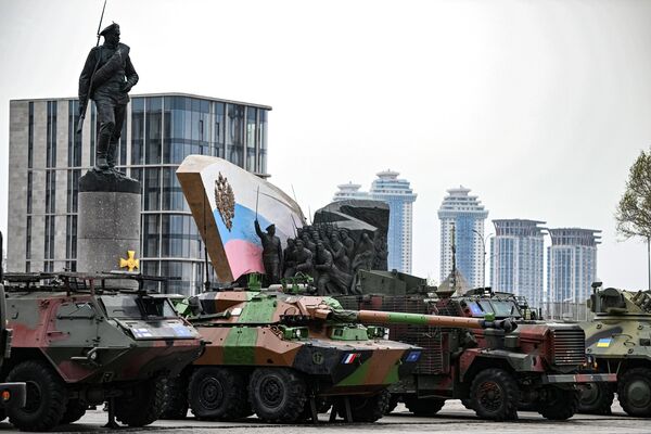 Z?ava doprava: fínsky Sisu XA-180 APC, francúzsky AMX-10RC AFV, britské obrnené vozidlo mastif.  - Sputnik International