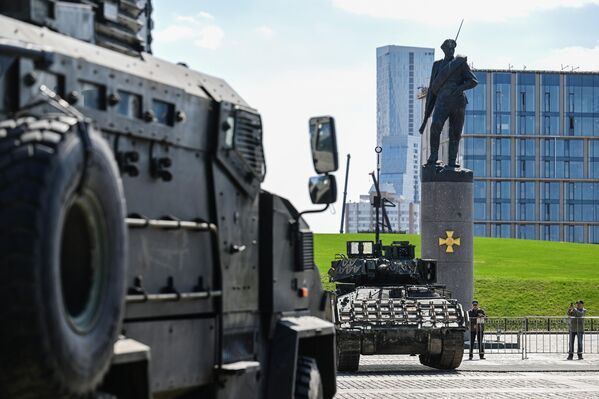 Turecké obrnené vozidlo MRAP BMC Kirpi 4x4 (v?avo) a americký M2 Bradley IFV zajaté ruskými jednotkami po?as špeciálnej vojenskej operácie.  - Sputnik International