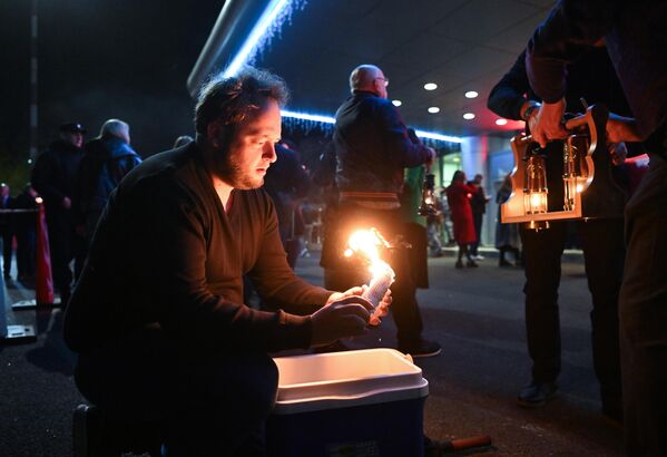 Verní na letisku Vnukovo v Moskve vítajú prílet lietadla z Jeruzalema so Svätým plame?om.  - Sputnik International