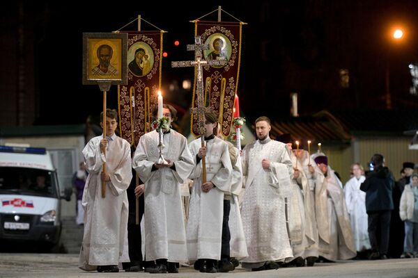 Náboženská procesia pri Katedrále Nanebovstúpenia Krista v Novosibirsku, ktorá sa konala po?as tohtoro?ných osláv Ve?kej noci.  - Sputnik International