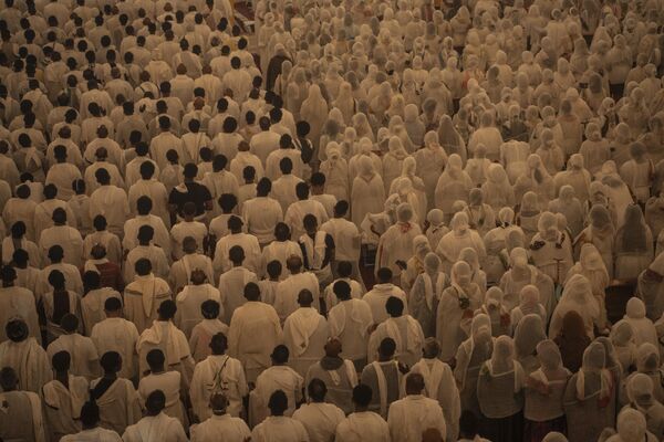 Etiópski pravoslávni oddaní sa modlia po?as slávenia Ve?kej noci v kostole Bole Medhanialem v Addis Abebe v Etiópii.  - Sputnik International