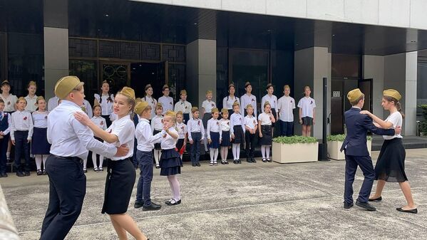 Školáci tancujú na ceremónii pripomínajúcej ví?azstvo Ruska v druhej svetovej vojne v Japonsku.  - Sputnik International