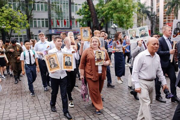 Oslava D?a ví?azstva vo Vietname s chlapcami na?avo v historických uniformách vojakov ?ervenej armády.  - Sputnik International