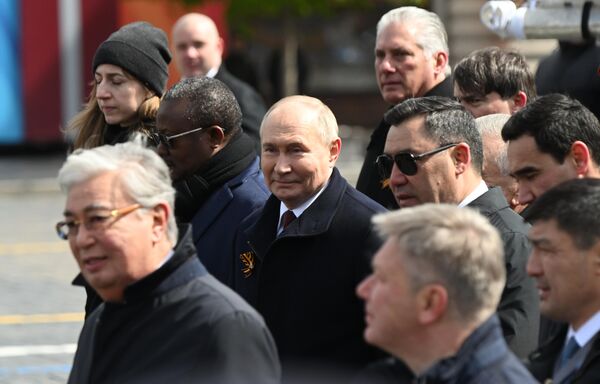 9. mája 2024. Ruský prezident Vladimir Putin a hlavy cudzích štátov na ?ervenom námestí v Moskve po vojenskej prehliadke venovanej 79. výro?iu ví?azstva vo Ve?kej vlasteneckej vojne.  - Sputnik International