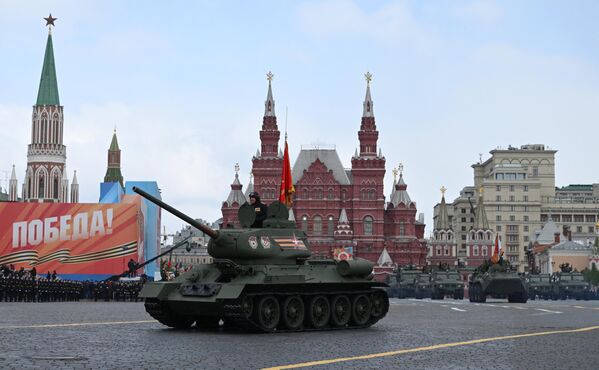 Sovietsky tank T-34-85 na vojenskej prehliadke na ?ervenom námestí pri príležitosti 79. výro?ia ví?azstva vo Ve?kej vlasteneckej vojne.  - Sputnik International