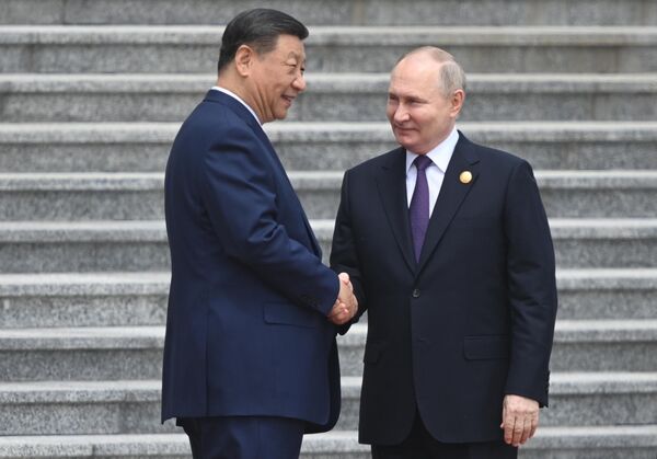 Prezident Putin si podáva ruku s ?ínskymi lídrami Si ?in-pchingom po?as uvítacieho ceremoniálu pred Ve?kou sálou ?udu v Pekingu.  - Sputnik International