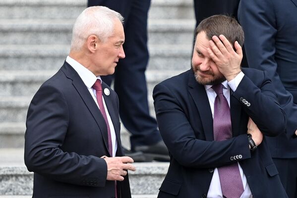 Ruský minister obrany Andrej Belousov (v?avo) a zástupca vedúceho prezidentskej administratívy Maxim Oreškin (vpravo) po?as oficiálneho stretnutia.  - Sputnik International