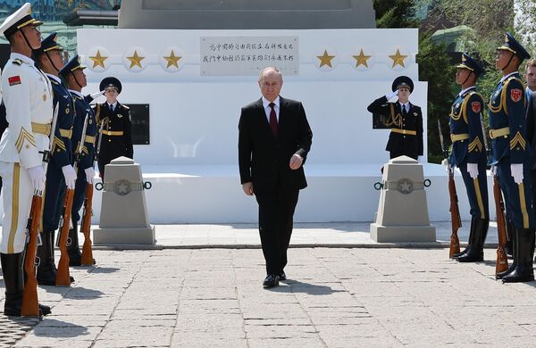 Putin sa zú?astnil na ceremónii na po?es? padlých sovietskych vojakov, ktorí pomohli zbavi? ?ínu japonských okupantov.  - Sputnik International