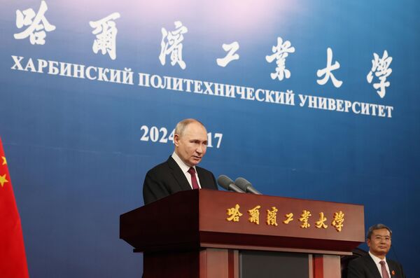 Vladimir Putin prednesie prejav po?as stretnutia so študentmi a fakultou Harbinského technologického inštitútu.  - Sputnik International