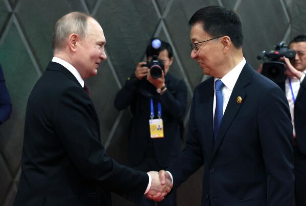 Putina víta ?ínsky viceprezident Han Zheng po?as otvorenia 8. Rusko-?ínskeho EXPO a 4. Rusko-?ínskeho fóra o medziregionálnej spolupráci.  - Sputnik International