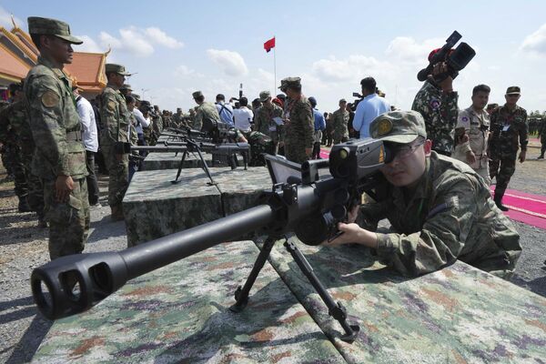 Vojak ?ínskej armády sa pozerá cez ?alekoh?ad ostre?ovacej pušky.  - Sputnik International