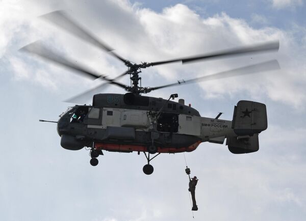 Pátracia helikoptéra Ka-27 zdvíha na palubu figurínu ako sú?as? zdokona?ovania zru?ností posádky na záchranu obetí.  - Sputnik International