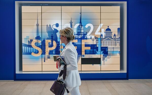 Tohtoro?ný obchodný program SPIEF pozostáva zo štyroch tematických okruhov: "Prechod k multipolárnej svetovej ekonomike", "Ciele a ciele nového ekonomického cyklu Ruska", "Technológie pre vedenie"a "Zdravá spolo?nos?, tradi?né hodnoty a sociálny rozvoj: priorita štátu".  - Sputnik International