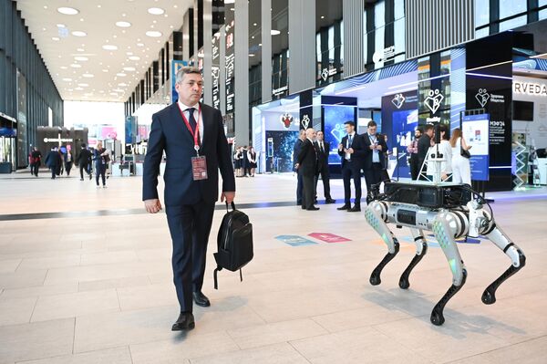 Od ú?astníkov SPIEF 2024 sa o?akáva aj diskusia o nevyhnutných podmienkach rozvoja medzinárodných vz?ahov a nových rastových bodoch.  SBER (ruský bankový a technologický gigant) vyvinul robotického psa, ktorý má na chrbte 360-stup?ovú kameru pre úprimné zábery na fóre.  - Sputnik International