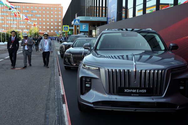 Hongqi, ?ínska zna?ka luxusných áut, vystavuje svoje vozidlá na SPIEF 2024. - Sputnik International