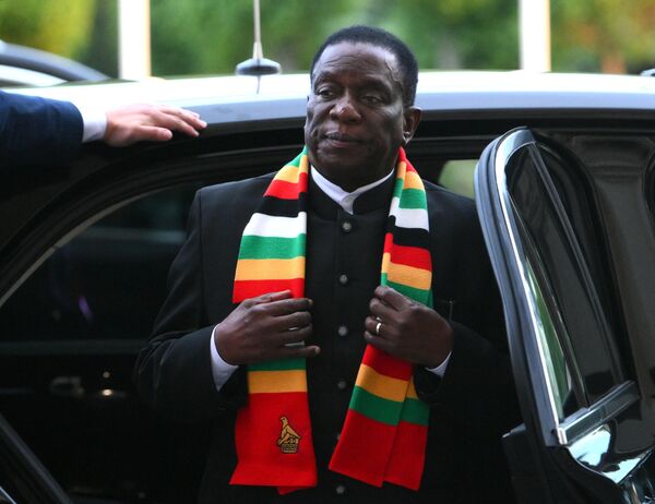 Prezident Zimbabwianskej republiky Emmerson Mnangagwa pred stretnutím s ruským prezidentom Vladimirom Putinom na okraji 27. petrohradského medzinárodného ekonomického fóra (SPIEF).  - Sputnik International