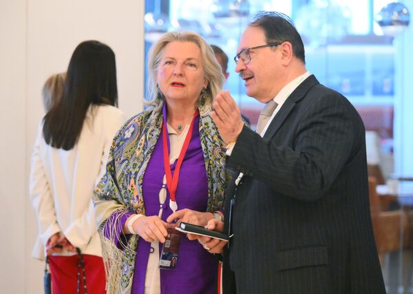 Karin Kneissl, bývalá rakúska ministerka zahrani?ných vecí a v sú?asnosti riadite?ka centra GORKI (Geopolitické observatórium pre k?ú?ové otázky Ruska) Štátnej univerzity v Petrohrade.  - Sputnik International