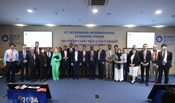 Fotografovanie ú?astníkov Expertného fóra BRICS "Úloha BRICS pri h?adaní nového svetového poriadku" ktorá sa konala na SPIEF d?a 6. júna 2024. Fotografovanie ú?astníkov Expertného fóra BRICS "Úloha BRICS pri h?adaní nového svetového poriadku" ktorý sa konal na SPIEF 6. júna 2024. - Sputnik International