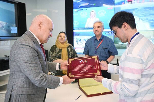 Dmitrij Kiselev daruje Khaibarovi Akifimu afganský koberec.  - Sputnik International