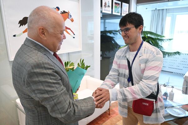 Novinár Sputnik Afganistan Khaibar Akifi a Dmitrij Kiselev, generálny riadite? mediálnej skupiny Rossiya Segodnya, materskej spolo?nosti Sputniku.  - Sputnik International