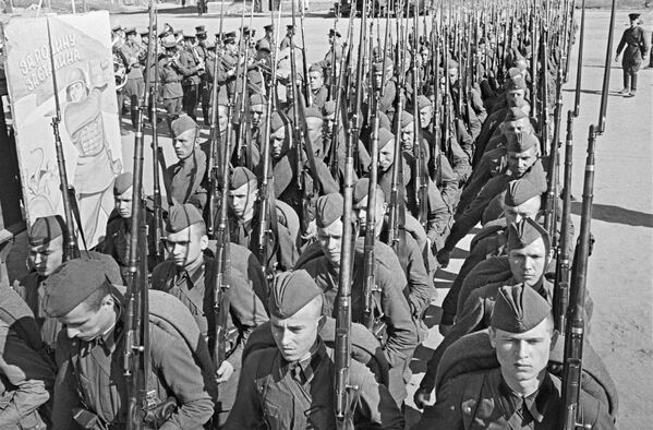 Invázia, akoko?vek zúrivá, nedokázala zlomi? ducha Sovietov.  Tisíce ?udí sa ponáh?ali narukova? a privies? boj k nepriate?ovi. Hore: Sovietski vojaci pochodujúci do frontovej línie.  23. júna 1941. - Sputnik International