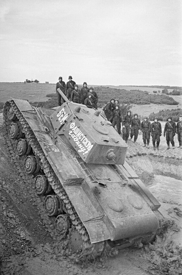 Sovietsky tank obrneného pluku na Vojenskej akadémii mechanizácie a motorizácie J. V. Stalina v Moskve.  Jún 1941. - Sputnik International