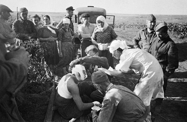 Zdravotníci ošetrujú zranených po?as nacistického náletu na Kiši?ov.  22. júna 1941. - Sputnik International