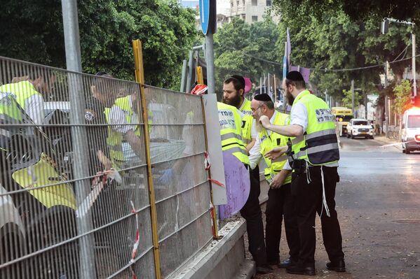 Zásahový tím ZAKA Search & Rescue prenáša telo osoby, ktorá zomrela pri výbuchu, do sanitky.  - Sputnik International