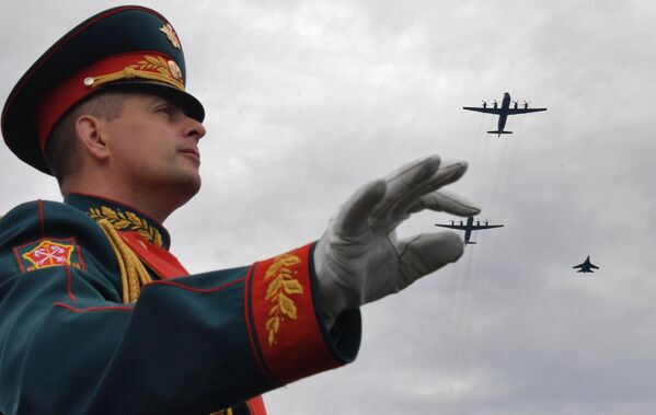 Protiponorkové lietadlo Il-38N a stíha?ka Su-27 na hlavnej námornej prehliadke v de? ruského námorníctva. - Sputnik International