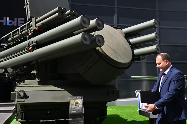 Pantsir SMD-E SAM na displeji. Pantsir SMD-E je nový variant slávneho ruského systému protivzdušnej a protiraketovej obrany vyzbrojený iba raketami zem-vzduch. - Sputnik International