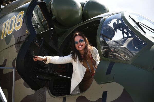 Návštevník vo vrtu?níku Mi-35P na medzinárodnom vojensko-technickom fóre Army 2024 v Patriot Exhibition and Convention Center. - Sputnik International