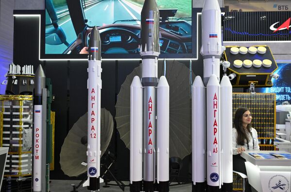 Model ruskej nosnej nosnej rakety Angara. Ide o nosnú raketu novej generácie, ktorá je schopná nies? náklad na nízku obežnú dráhu Zeme, na geosynchrónnu obežnú dráhu a ?alej. - Sputnik International