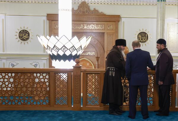 Putin, Kadyrov a ?e?enský mufti šejk Salah-Khadzhi Mezhiev v mešite proroka Isa v Groznom. - Sputnik International