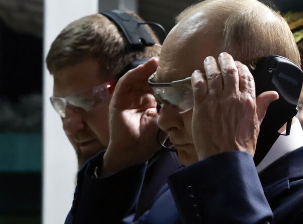 Prezident Vladimir Putin a Ramzan Kadyrov sledujú praktický výcvik študentov. - Sputnik International