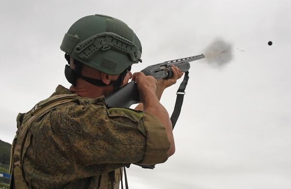 Ruský vojak strie?a na cie? napodob?ujúci nepriate?ský dron. - Sputnik International