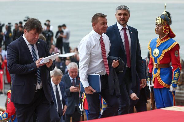 Ruský minister dopravy Roman Starovoit a guvernér regiónu Zabajkalskij Alexander Osipov pred stretnutím. - Sputnik International