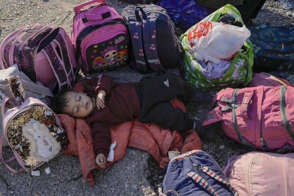 Die?a spí na zemi na Námestí mu?eníkov v Bejrúte po úteku pred izraelskými náletmi na južnom predmestí Dahiyeh. - Sputnik International