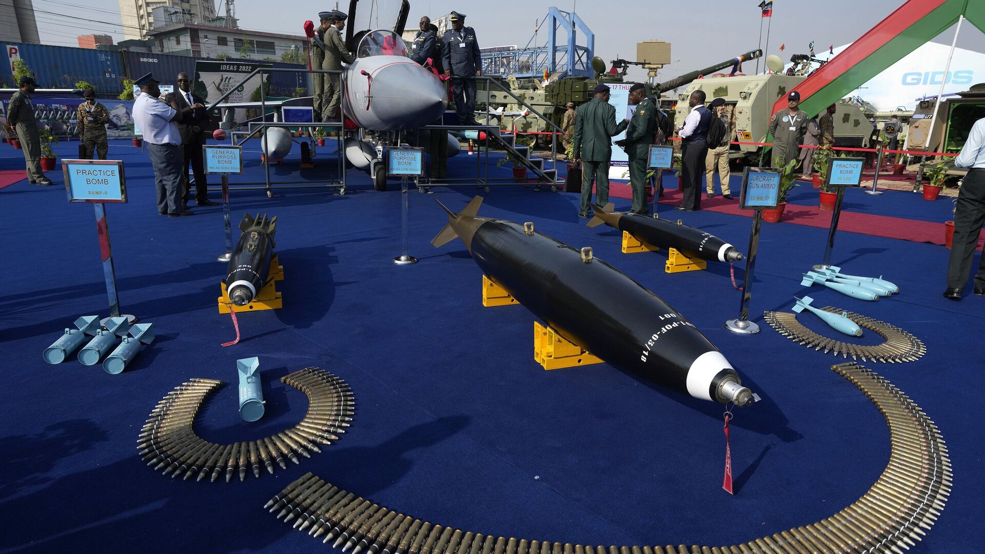 ?udia sa pozerajú na pakistanskú domorodú stíha?ku JF Thunder-17 vystavenú na výstave obrany v Kará?í v Pakistane v stredu 16. novembra 2022. - Sputnik International, 1920, 25.09.2024