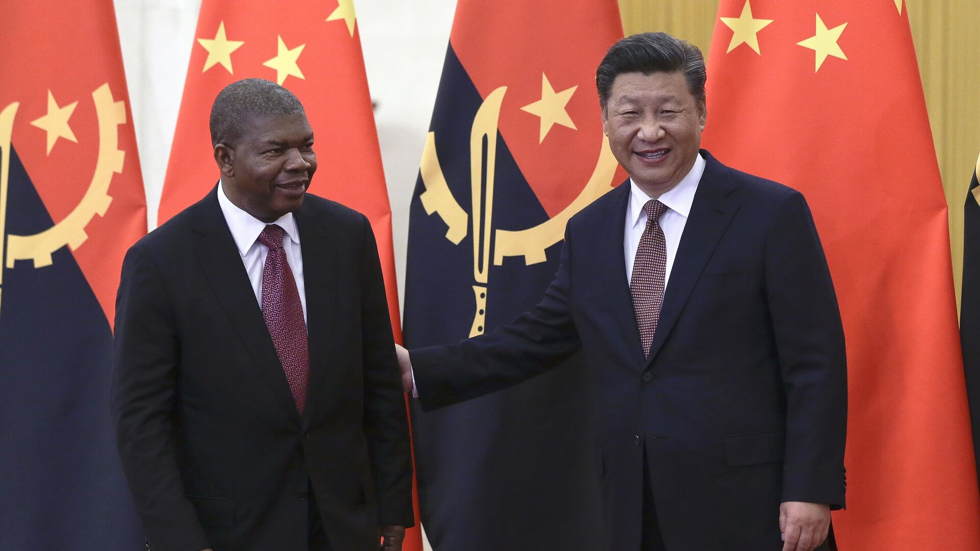 Angolský prezident Joao Lourenco (v?avo) a ?ínsky prezident Si ?in-pching sa pripravujú na svoje bilaterálne stretnutie vo Ve?kej sále ?udu v Pekingu, nede?a 2. septembra 2018 - Sputnik International, 1920, 25.09.2024