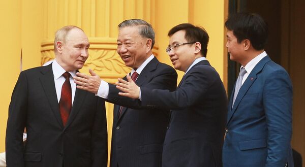 Prezident Putin a prezident Vietnamskej socialistickej republiky To Lam sa v roku 2024 zú?ast?ujú na oficiálnom stretnutí pred prezidentským palácom v hlavnom meste Vietnamu. - Sputnik International