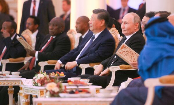 Ruský prezident Vladimir Putin sa zú?ast?uje na koncerte, ktorý predchádza neformálnej ve?eri pre vedúcich delegácií na 16. samite BRICS v Kazani. - Sputnik International